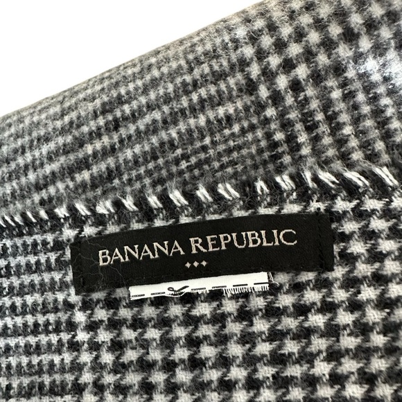 Banana Republic Men's Black and White Houndstooth Checkered Scarf - Picture 3 of 7